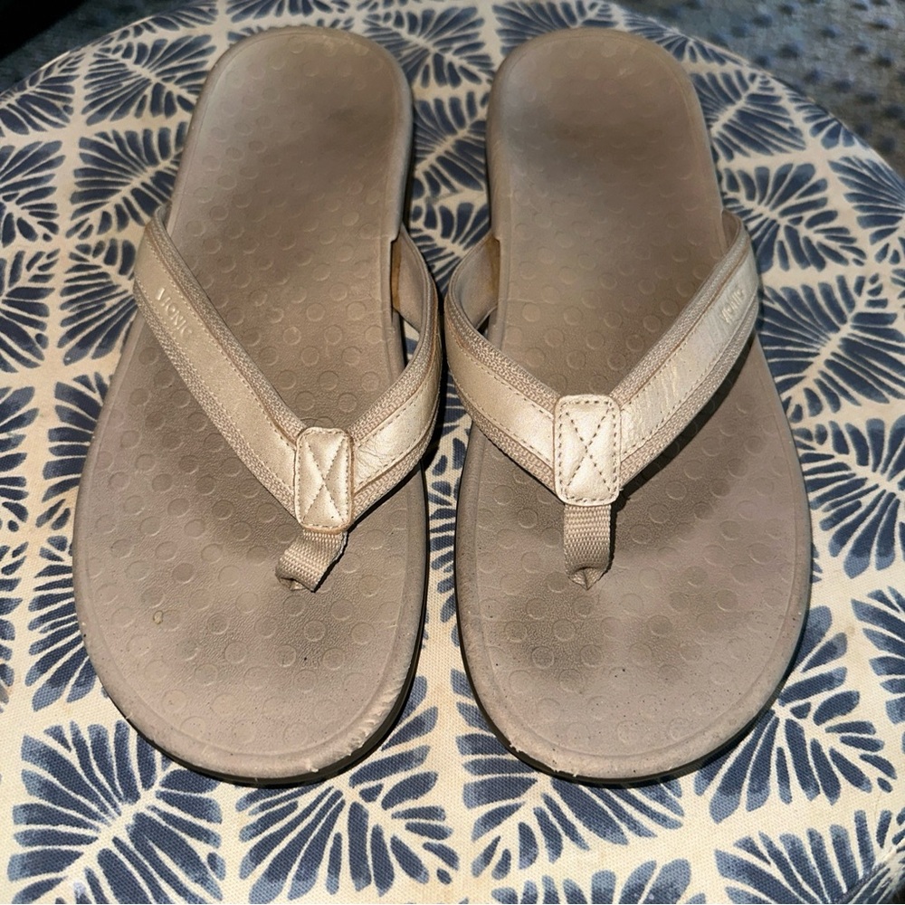 VIONIC TIDE ORTHOTIC Tan Leather Flip Flop Sandals WOMEN Size US 11 GUC